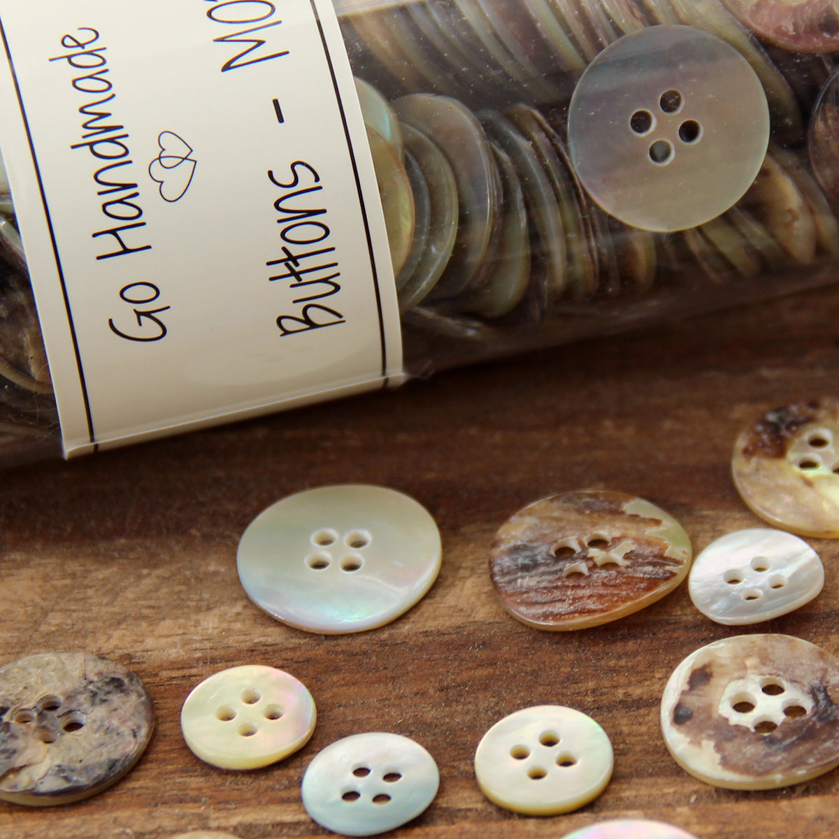 Set of 8 buttons 4 mother -of -pearl 18 mm - natural