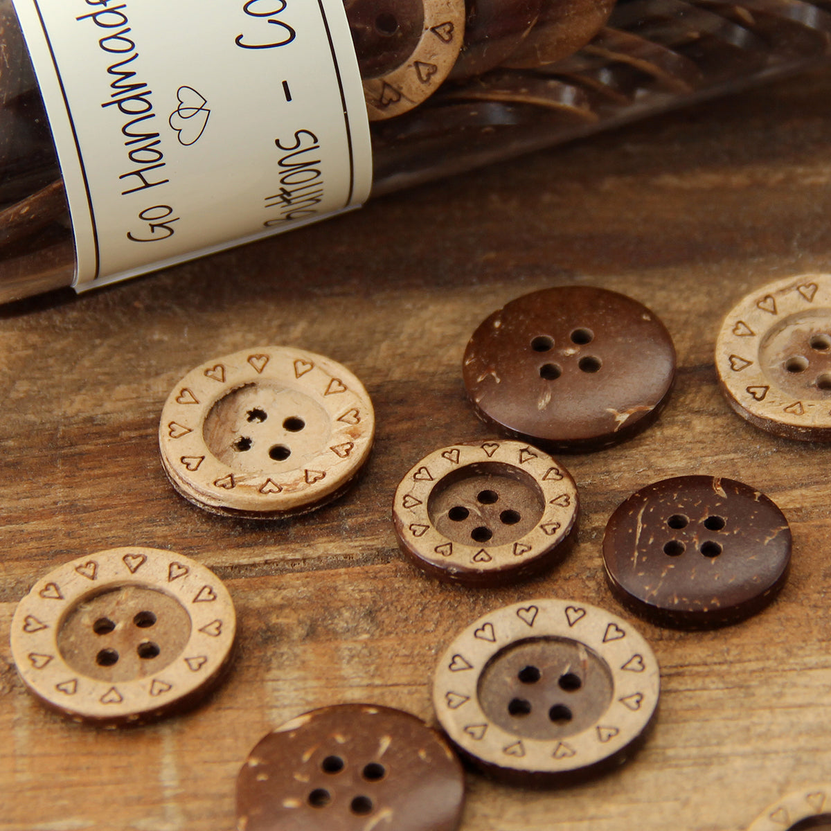 Package of 8 coconut buttons 18 mm