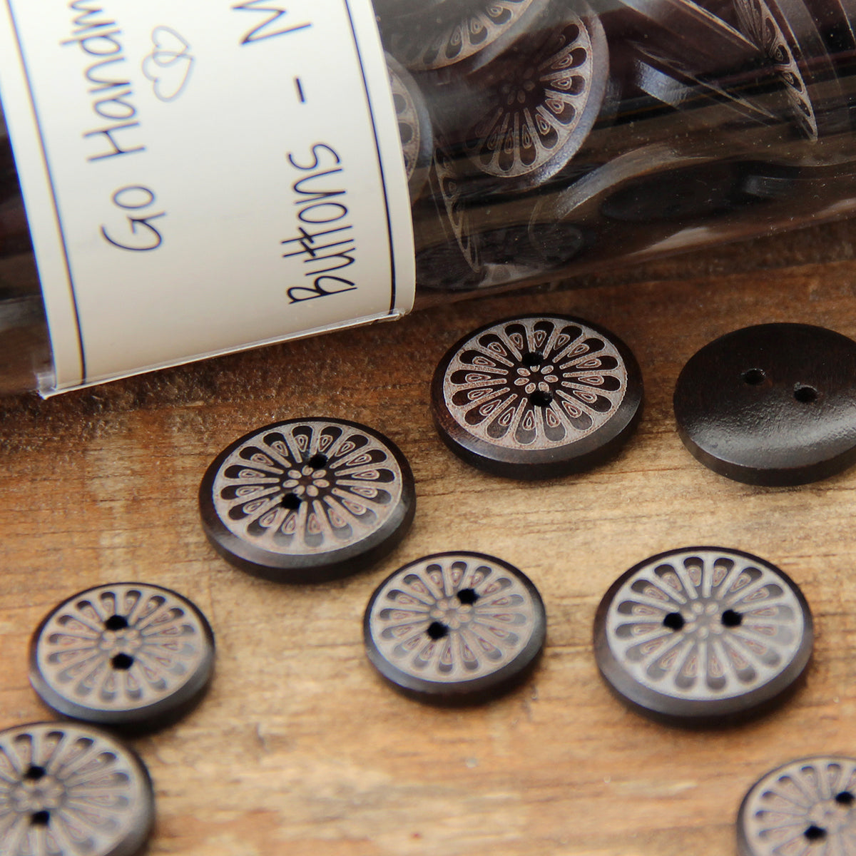 Package of 8 Marguerite wooden buttons 18 mm