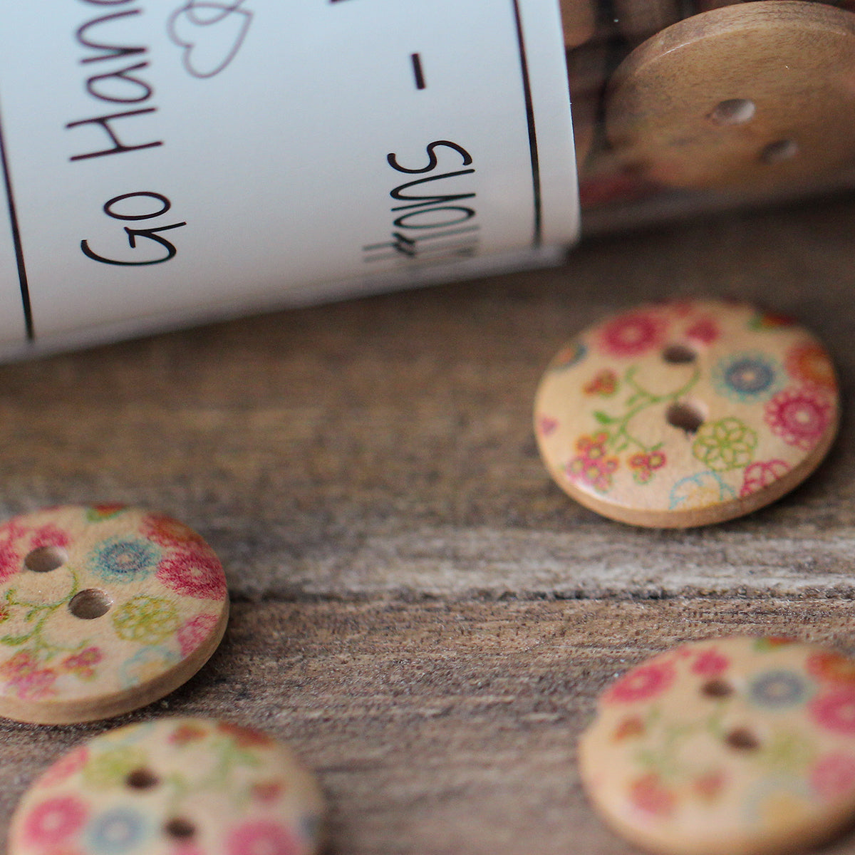 Package of 8 mini flowers wooden buttons 15 mm