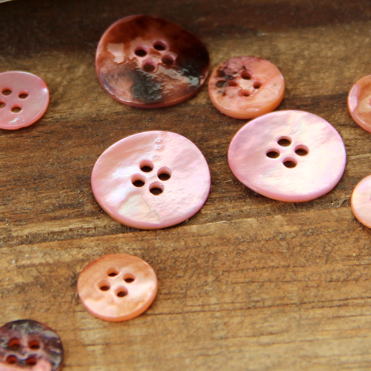 Set de 8 boutons 4 trous nacre 15 mm - Rose