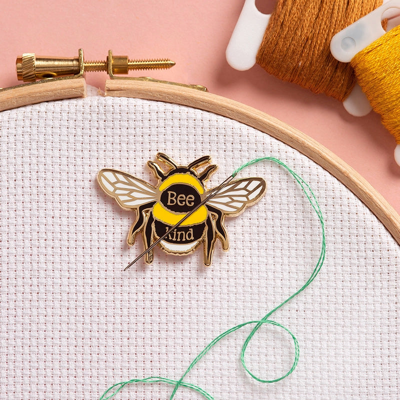 Magnetic needle holder - Bee Kind