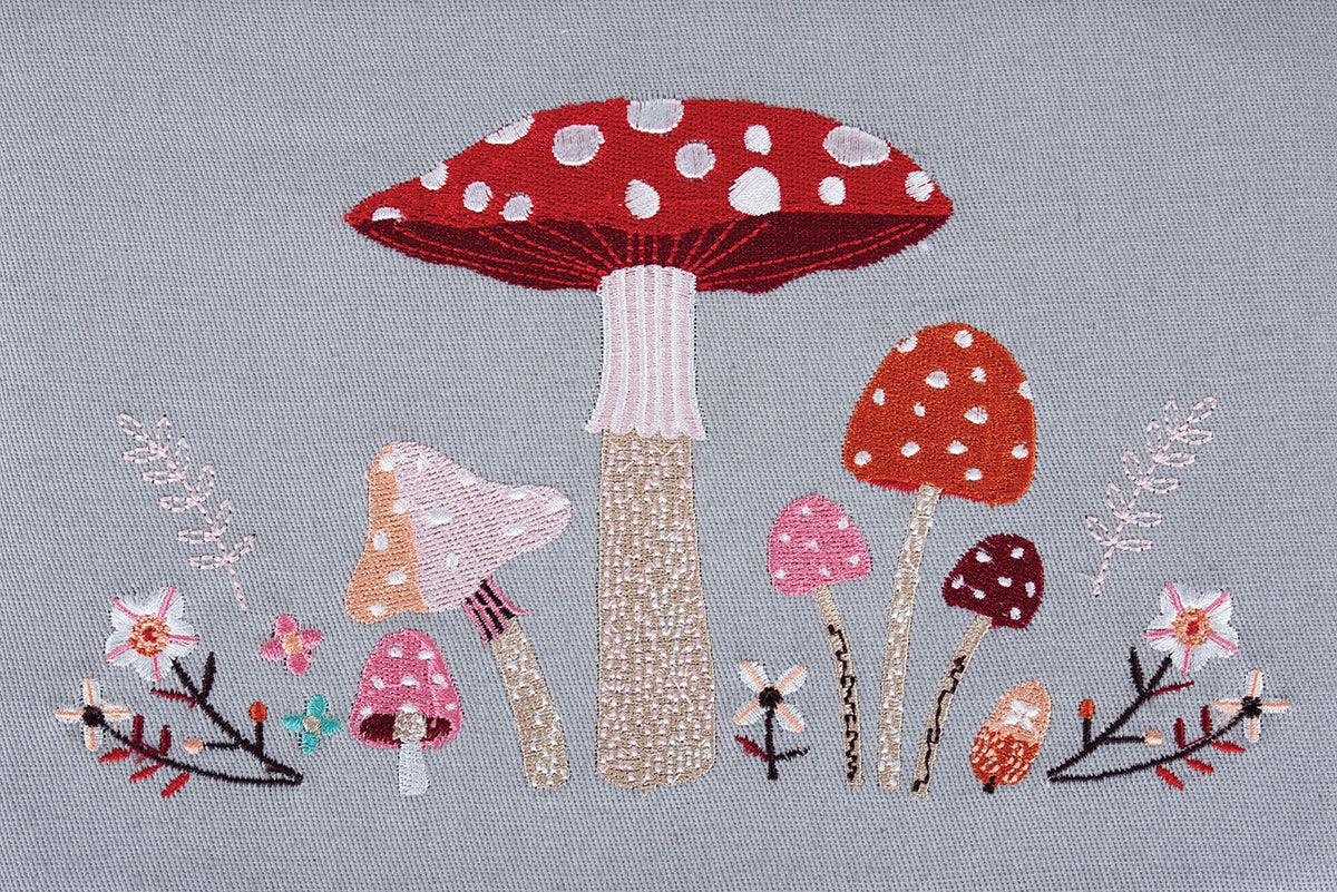 Boite à couture avec broderie - Champignons et renards M