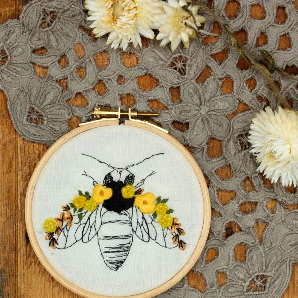 Kit broderie - Abeille fleurie