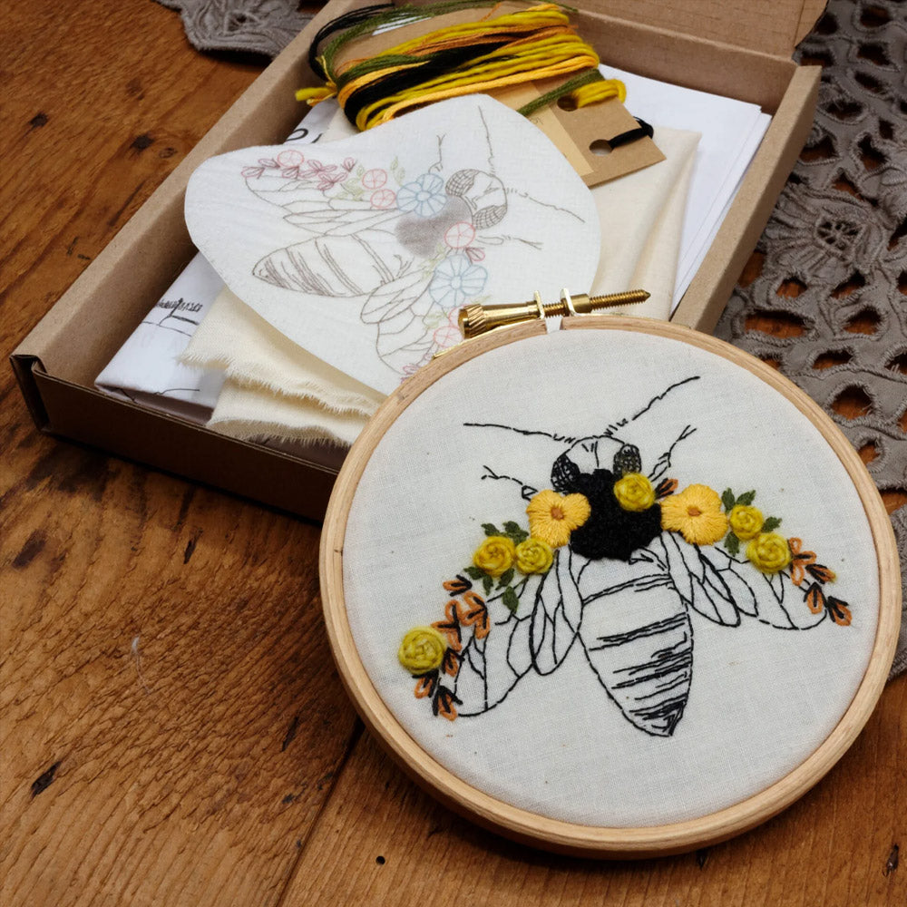 Kit broderie - Abeille fleurie