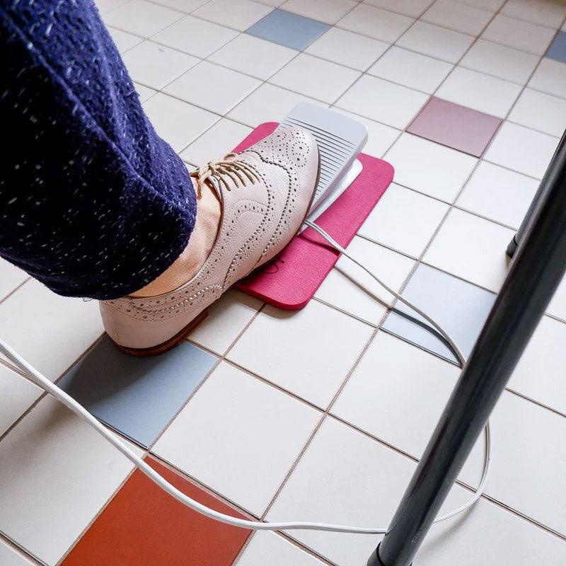 Tapis de pédale pour machine à coudre, à broder et surjeteuse