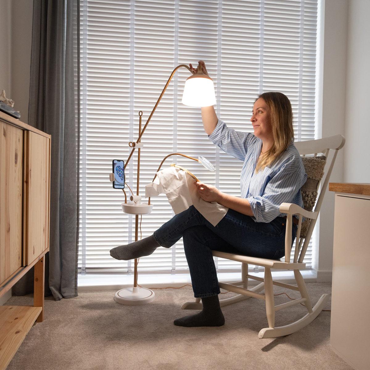 Surgery lamp with magnifying magnifying glass, tray and phone pliers