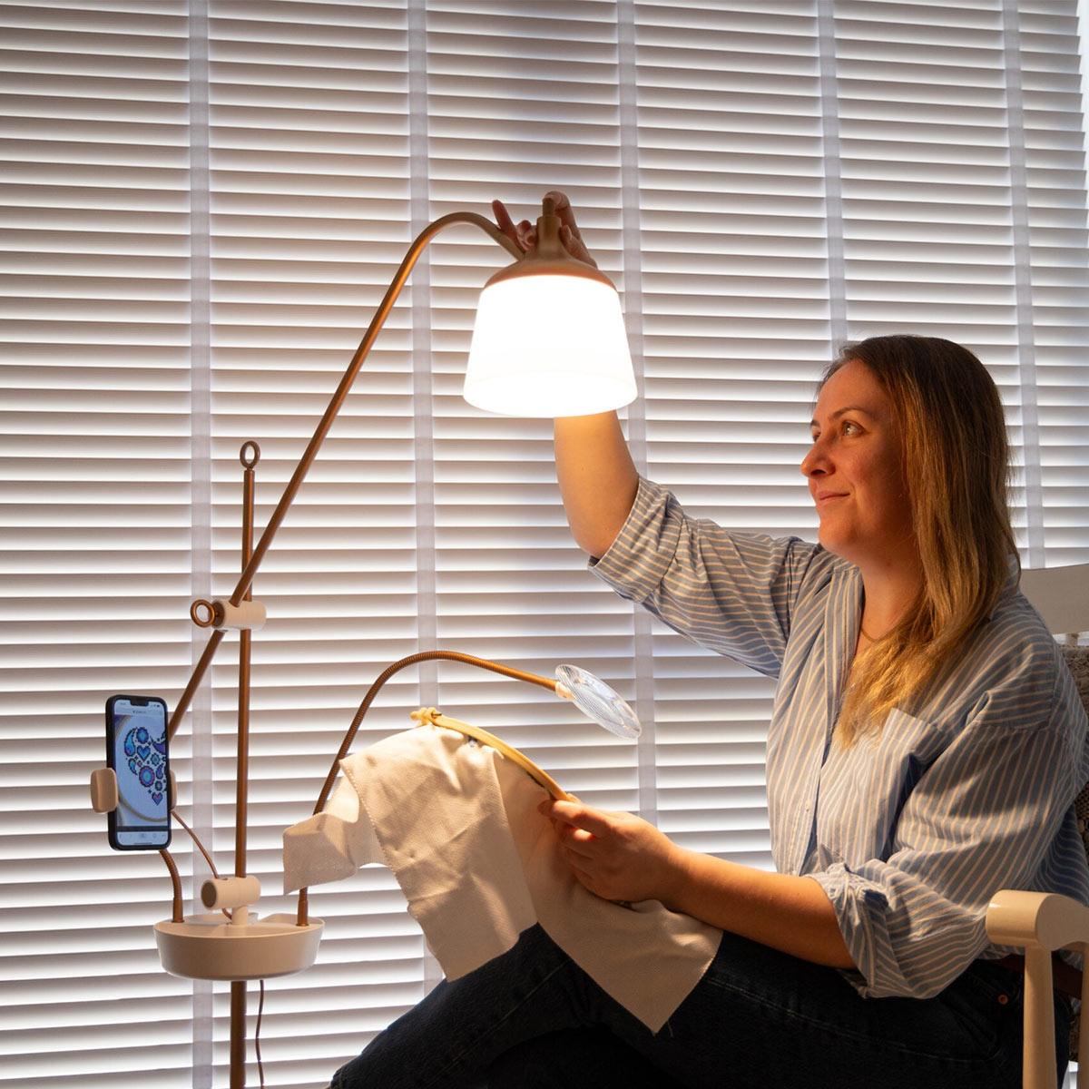 Surgery lamp with magnifying magnifying glass, tray and phone pliers