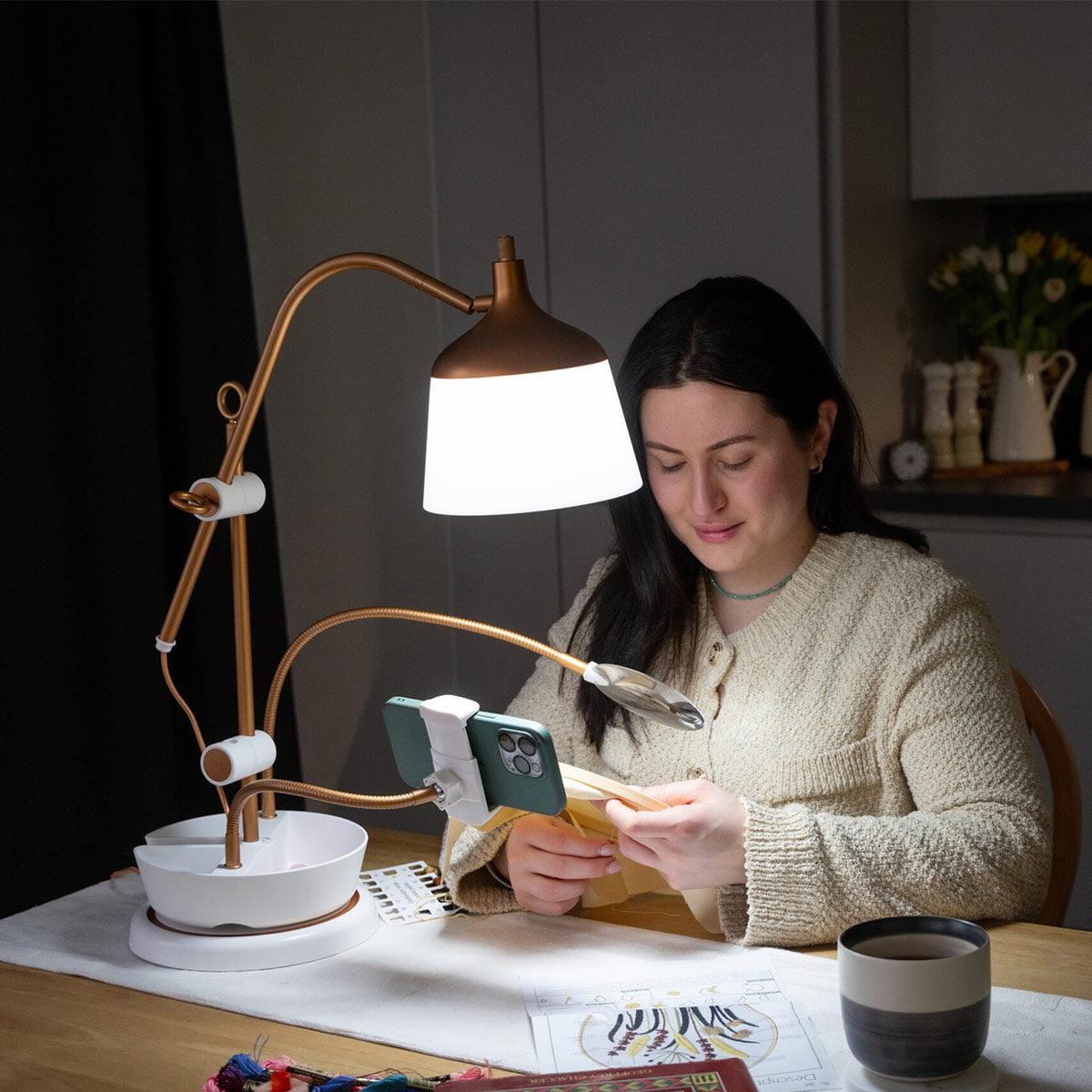 Tischlampe mit Vergrößerungsglas, Tablett und Telefonzange