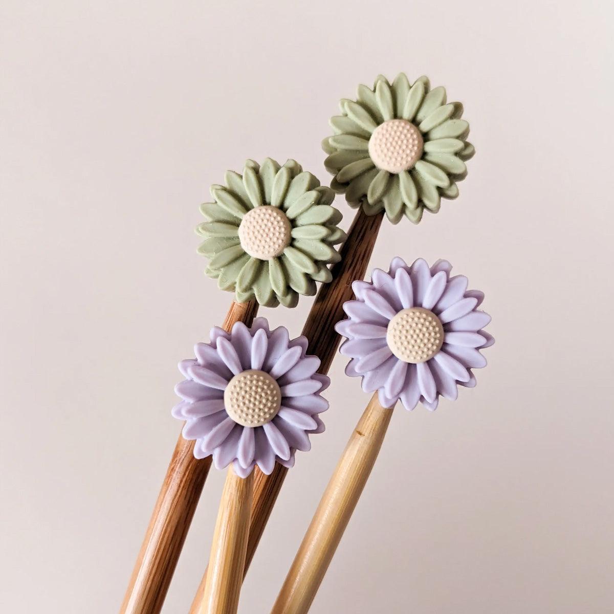 Lot de 4 bouchons stoppeurs de mailles pour aiguilles à tricoter - Marguerite lilas et sauge