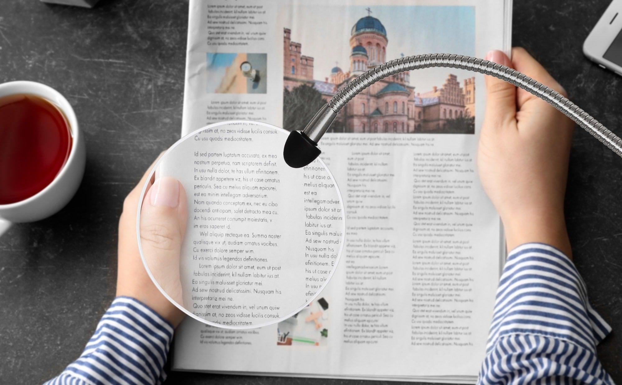 Removable magnifying glass for daylight lamp