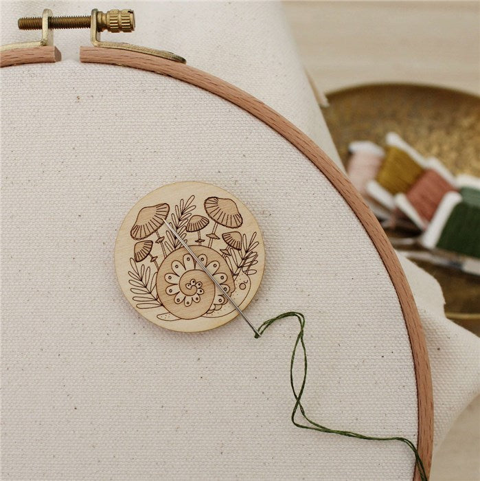 Wooden magnetic holder - Snail in the forest