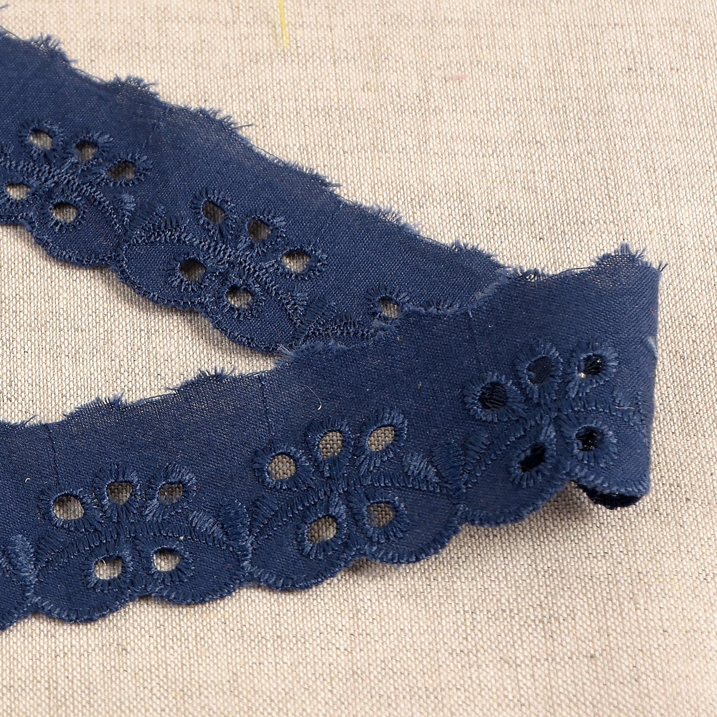 Broderie Anglaise fleurs festonnée Inaya - Bleu marine